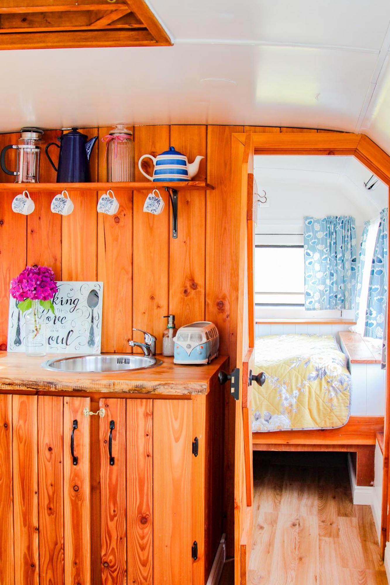 فندق Double Decker Bus At Valentia Island Escape Chapeltown المظهر الخارجي الصورة