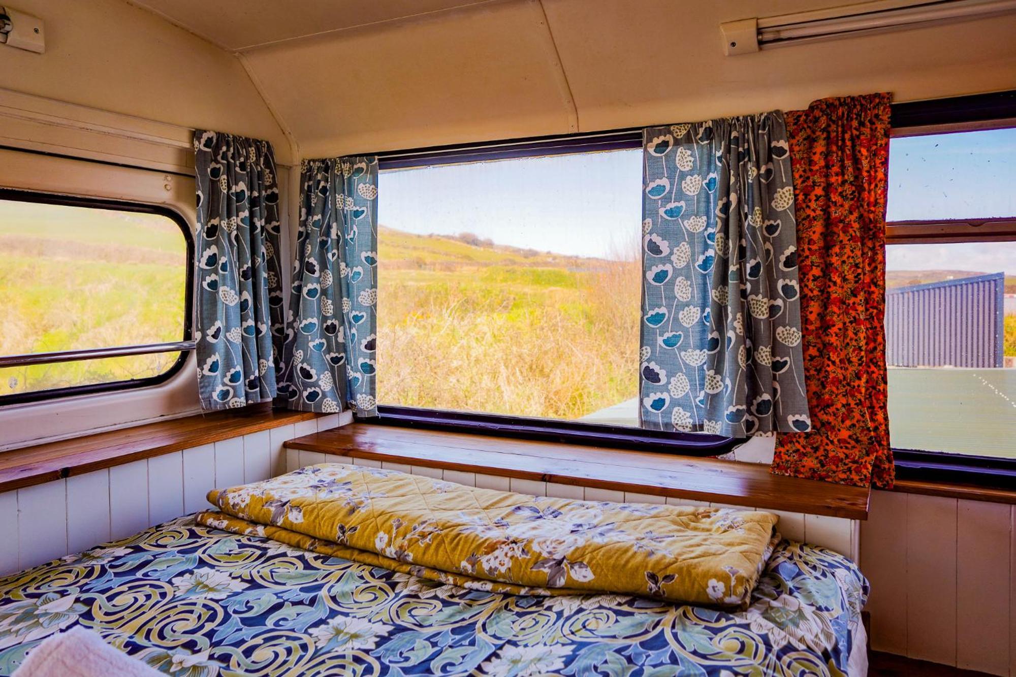 فندق Double Decker Bus At Valentia Island Escape Chapeltown المظهر الخارجي الصورة